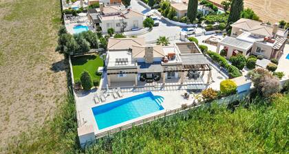 Villa Golden Coast 06 - a villa that sleeps 6 guests in 3 bedrooms