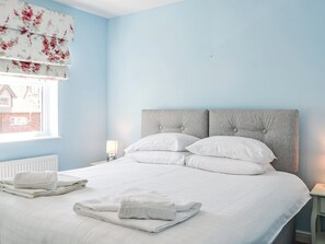 3 bedrooms, free WiFi, bed sheets - Fabulous three bedrooms town house, just a few minutes walk from the beach. (Filey)
