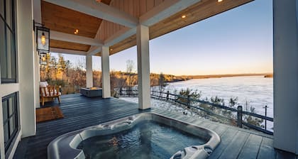 ADIRONDACK LUXURY LAKEFRONT VILLA WITH HOTUB (NEW BUILD)