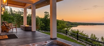 ADIRONDACK LUXURY MODERN LAKEFRONT VILLA WITH HOTUB!! BRAND NEW BUILD!!