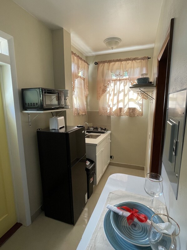 Fridge, microwave, stovetop, coffee/tea maker