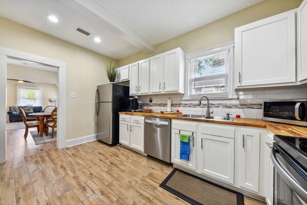 Kühlschrank, Mikrowelle, Ofen, Herdplatte