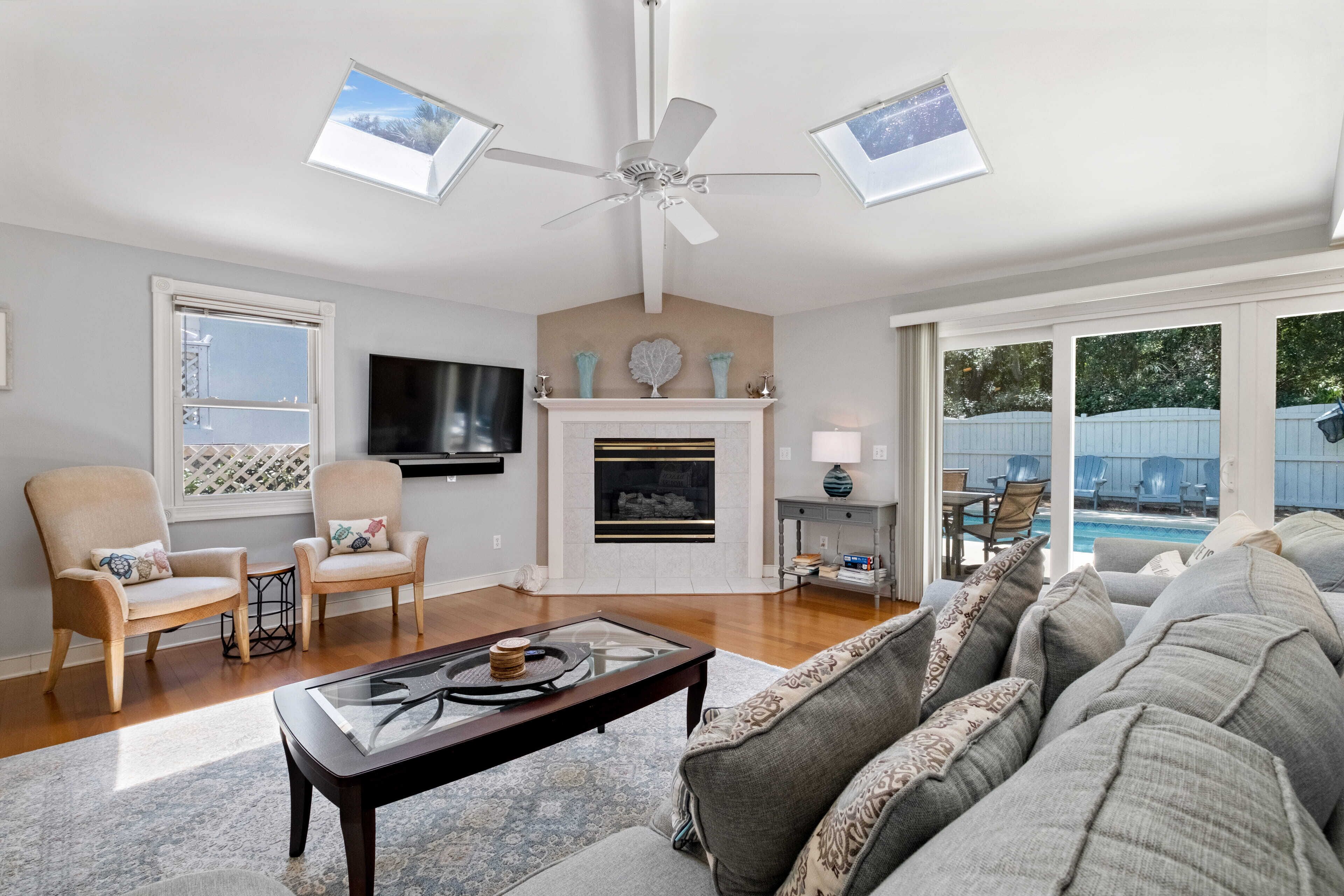 TV connectée, table de tennis de table, livres