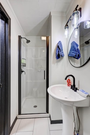 ヘアドライヤー、タオル. The Bluebird: Modern 1 Bed, Large Peaceful Yard