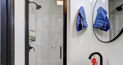 The Bluebird: Modern 1 Bed, Large Peaceful Yard