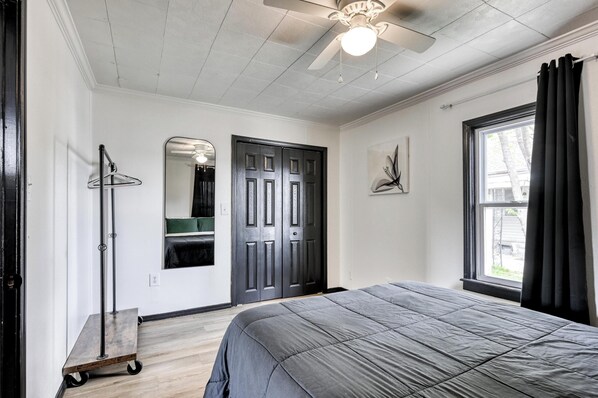 1 bedroom, iron/ironing board, WiFi, bed sheets - The Bluebird: Modern 1 Bed, Large Peaceful Yard (Joplin)