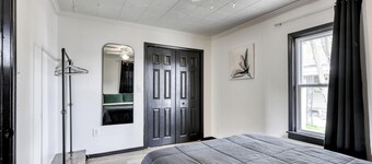 The Bluebird: Modern 1 Bed, Large Peaceful Yard