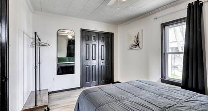 The Bluebird: Modern 1 Bed, Large Peaceful Yard