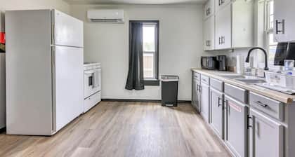 The Bluebird: Modern 1 Bed, Large Peaceful Yard