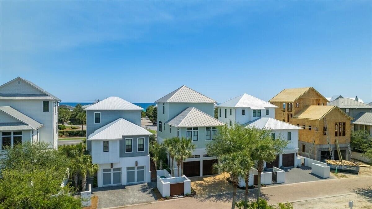includes golf cart! SeaNest stunner with Gulf views, 4 adult bikes. EV charger