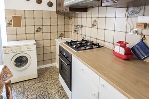 冰箱、烤箱、餐桌