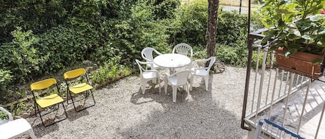 屋外ダイニングエリア