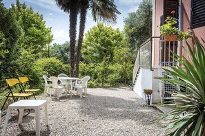 Outdoor dining - S266 - Sirolo, four-room apartment with garden and parking (Sirolo)