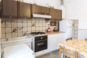 Kühlschrank, Ofen, Esstisch