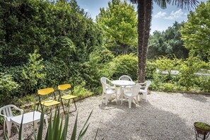 Outdoor dining - S266 - Sirolo, four-room apartment with garden and parking (Sirolo)