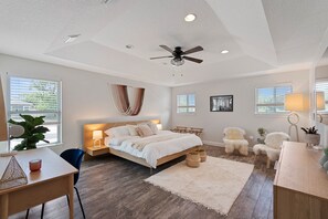 4 habitaciones, escritorio y tabla de planchar con plancha