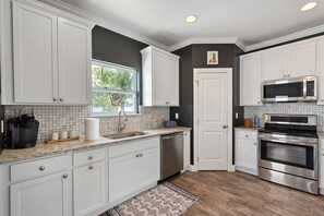 Jääkaappi, mikroaaltouuni, uuni, liesi