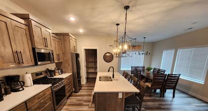 Large House with 3 King Beds 20 minutes from Bryce Canyon