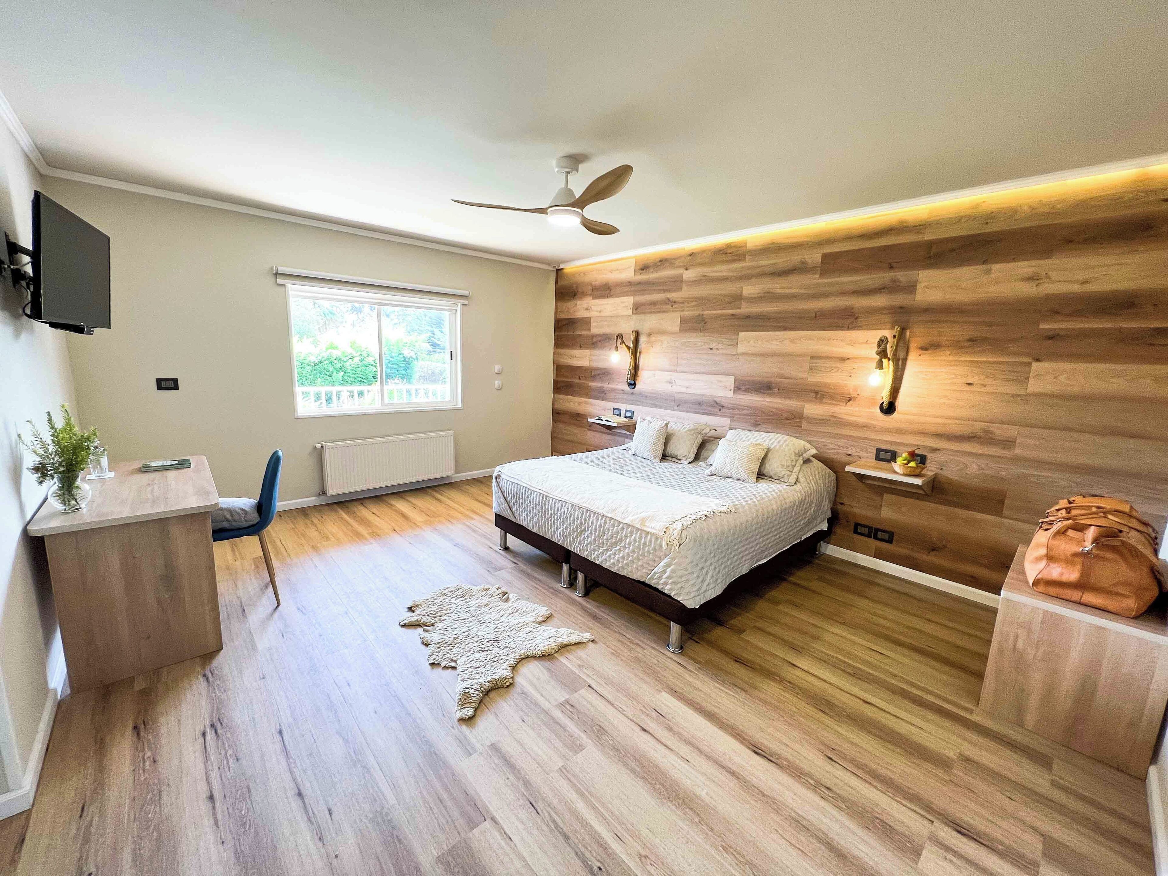Minibar, WiFi (free), bed sheets