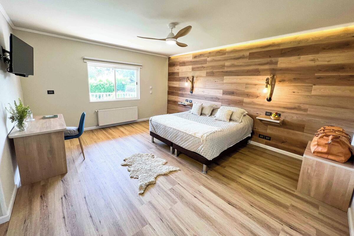 Minibar, WiFi (free), bed sheets