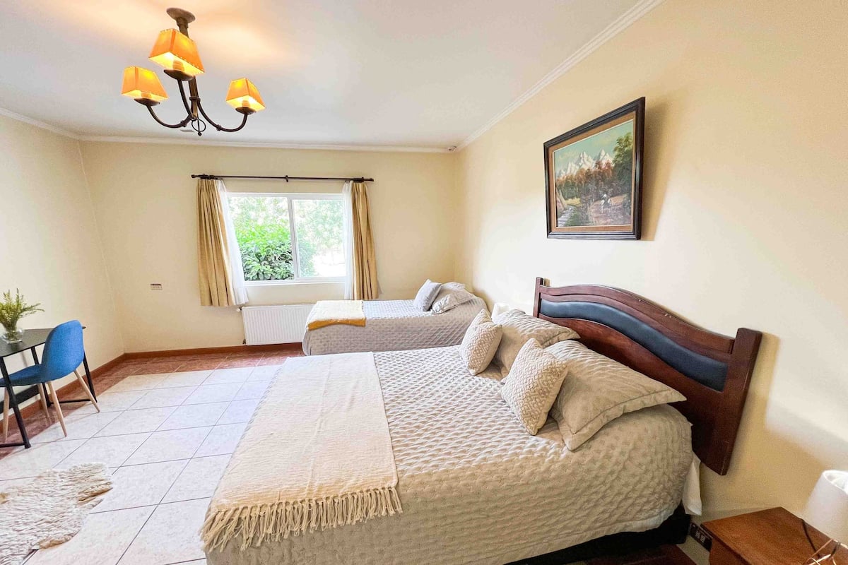Een minibar, gratis wifi, beddengoed