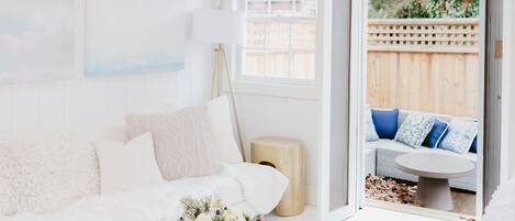 Smart-TV, Bücher, Stereoanlage