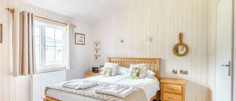 3 bedrooms, free WiFi, bed sheets, wheelchair access