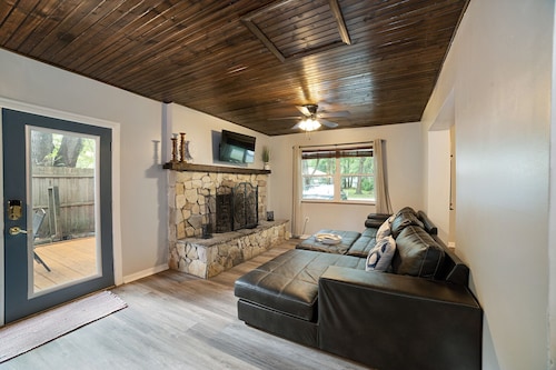 Cozy Cottage 15 Min to WEC With a Fully Fenced Yard. Dogs Stay for Free!