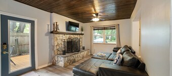 Cozy Cottage 15 Min to WEC With a Fully Fenced Yard. Dogs Stay for Free!