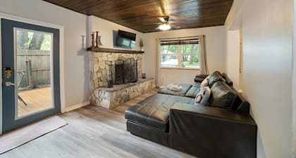 Cozy Cottage 15 Min to WEC With a Fully Fenced Yard. Dogs Stay for Free!