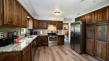 雪櫃、微波爐、焗爐、爐具