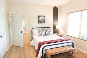 4 habitaciones, escritorio, tabla de planchar con plancha y wifi