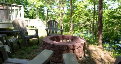 Hot Tub! Hidden Kayak Cove -2 Masters, Kayaks, Fire pit, & Game Room