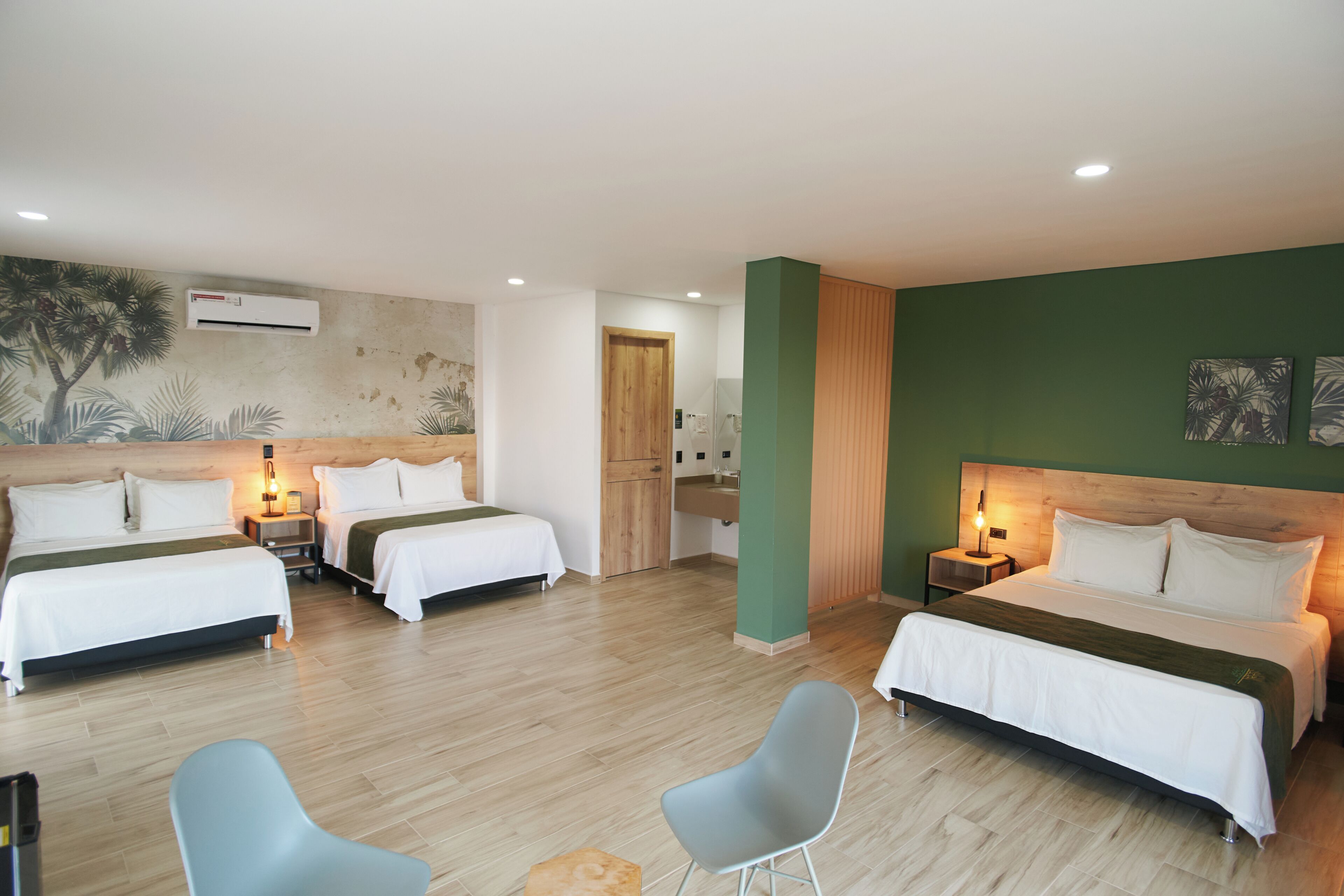 Habitación triple familiar | Decoración personalizada, muebles diferentes y ropa de cama 