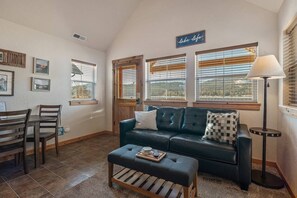 Smart TV, fireplace - Watch golden sunsets and unwind in style at this romantic lakefront bungalow on Lake Pend Oreille (Dover)