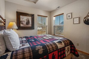 1 bedroom, iron/ironing board, travel crib, free WiFi - Let your cares drift away at "Summer Breeze" and enjoy lake life on Lake Pend Oreille! (Dover)