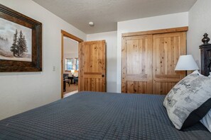 2 makuuhuonetta, silitysrauta/-lauta, vauvan matkasänky, ilmainen Wi-Fi