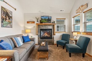 Een televisie en een open haard