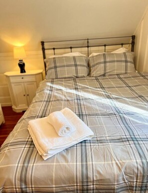 Een bureau, een strijkplank/strijkijzer, gratis wifi, beddengoed