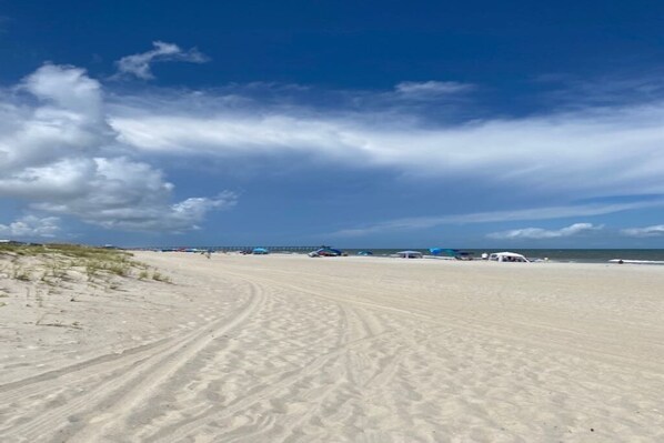 Perto da praia, espreguiçadeiras, toalhas de praia