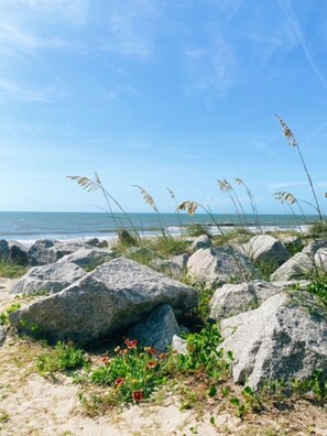 Vlak bij het strand, ligstoelen, strandlakens