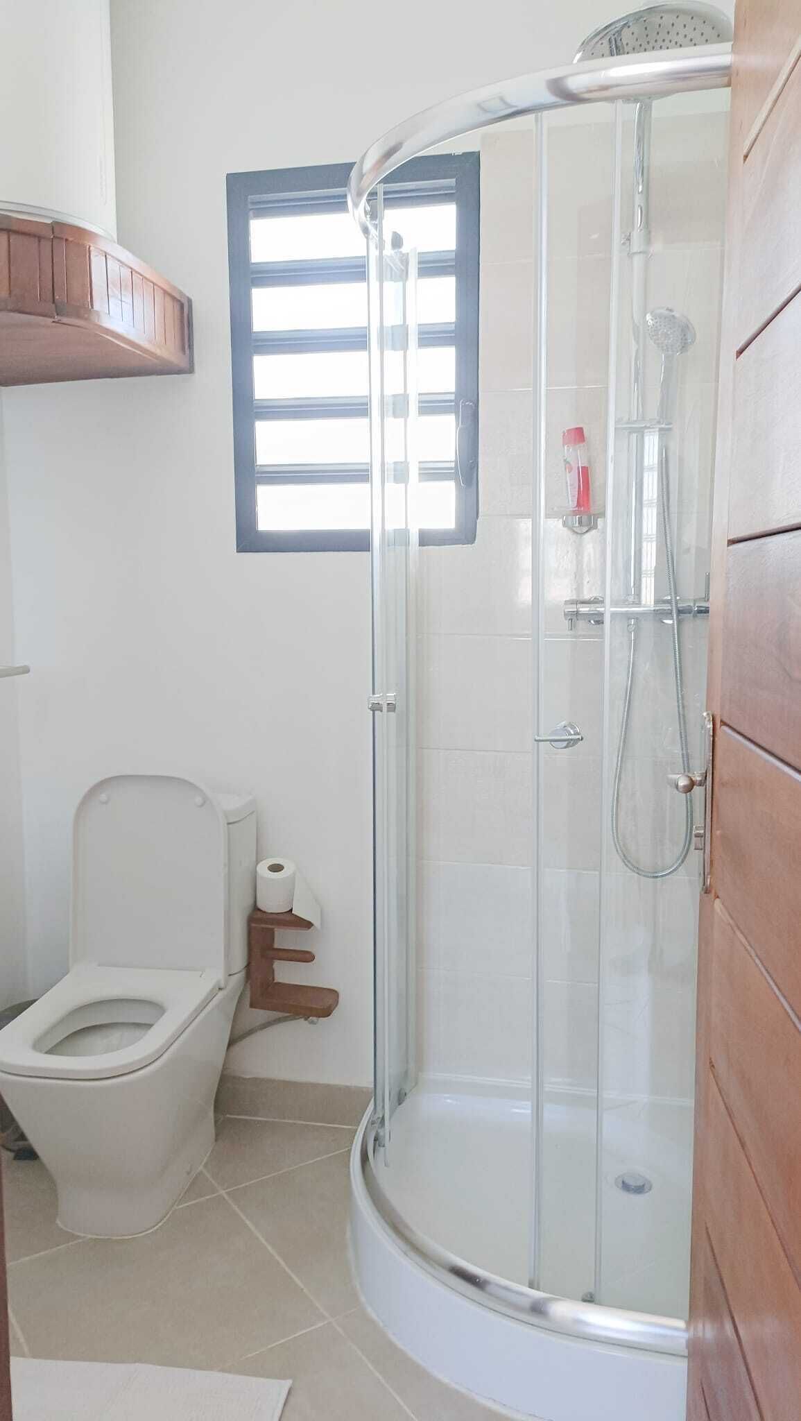 Dusj, håndklær, såpe og toalettpapir