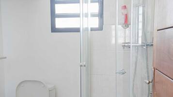 Dusj, håndklær, såpe og toalettpapir