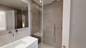 Ensemble douche/baignoire, sèche-cheveux, serviettes fournies, savon