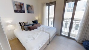 2 chambres, coffres-forts dans les chambres, bureau