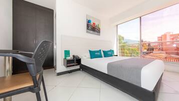 Hypo-allergenic bedding, free WiFi, bed sheets