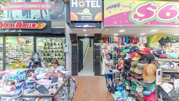 A hotel entrance with a sign for 'Hotel Colinas del Llano' and a 'Reservaciones' sign. - Hotel Colinas del Llano (Villavicencio)