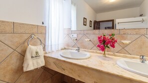 Een douche, een haardroger, handdoeken