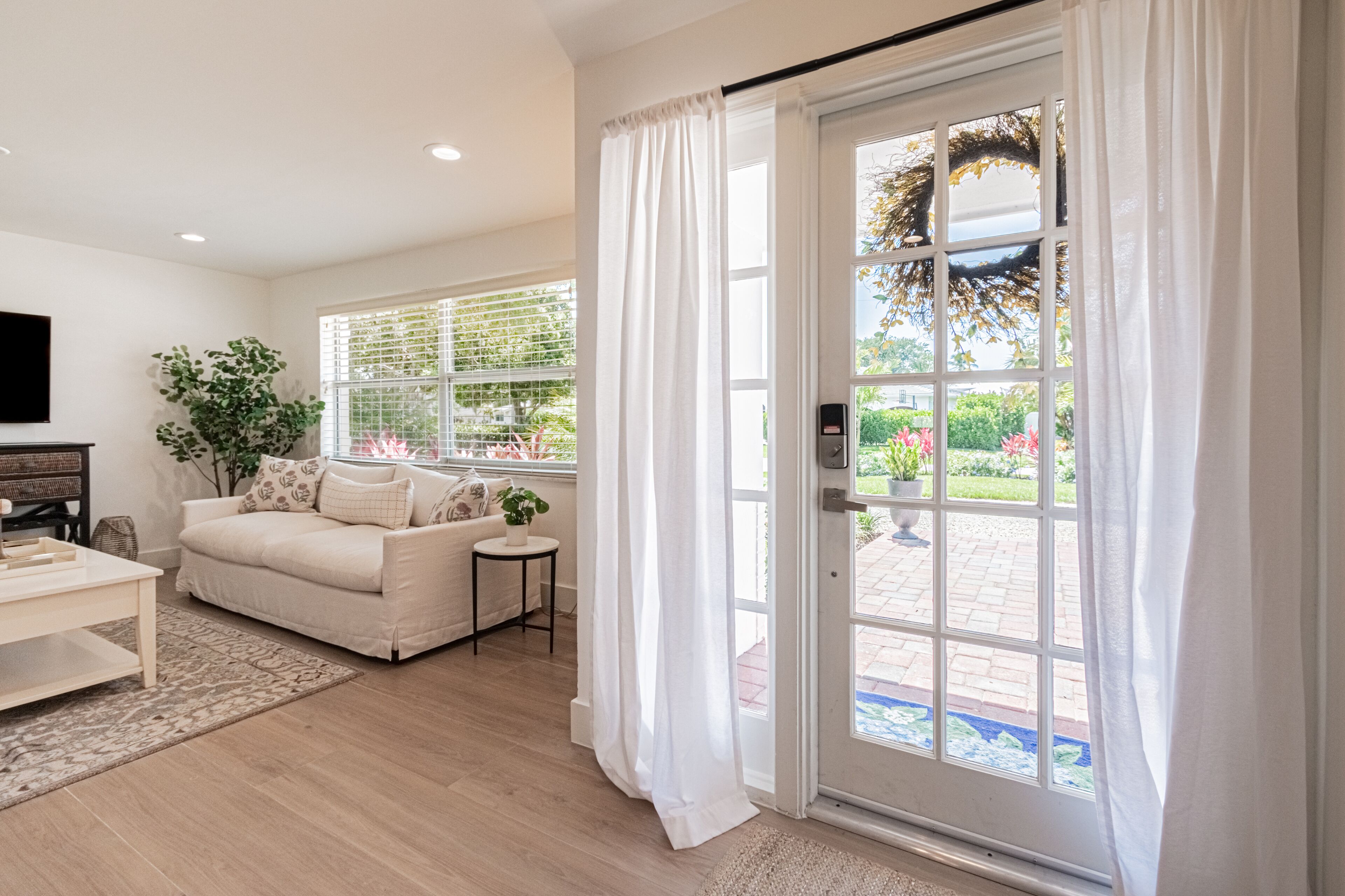 Smart-TV, Tischfußball, Bücher, Stereoanlage