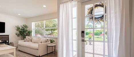 Smart-TV, Tischfußball, Bücher, Stereoanlage